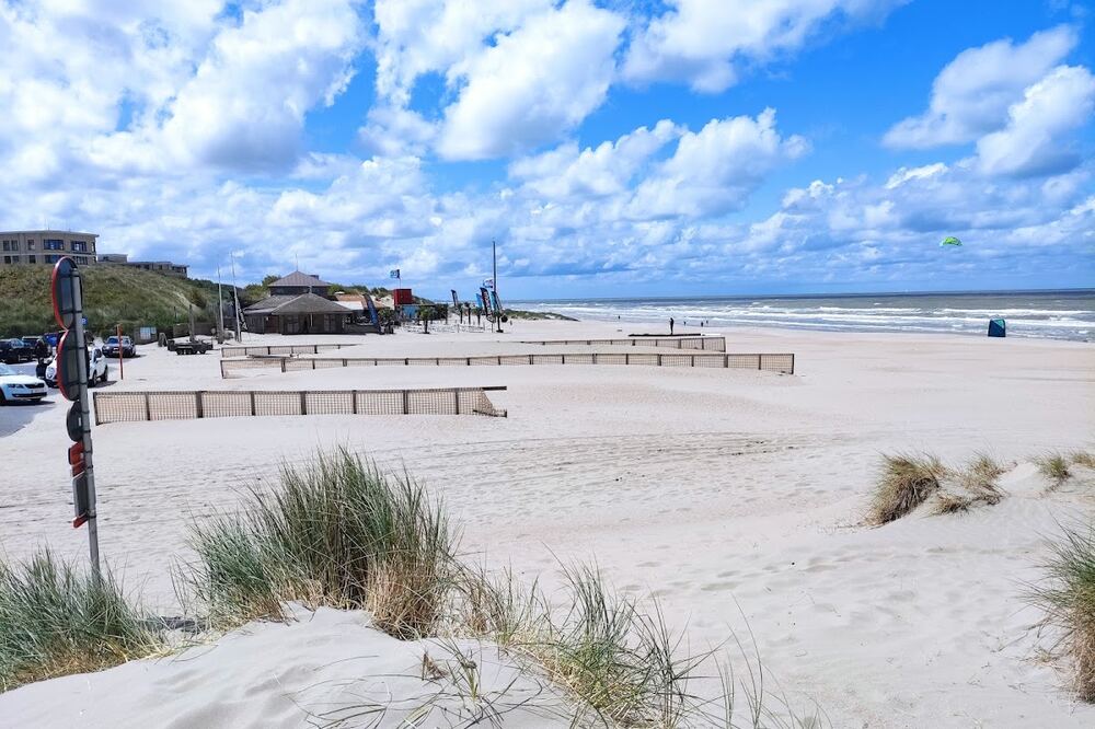 Het strand van Nieuwpoort met helmgras op de duinen