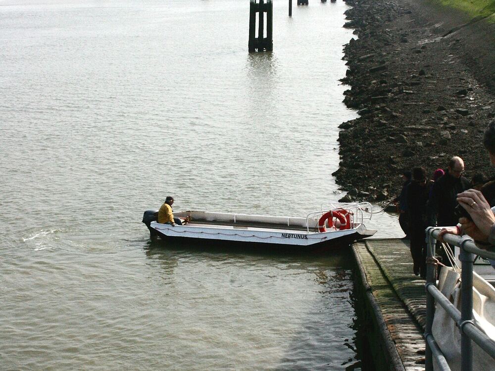 Een klein veerbootje in de havengeul van Nieuwpoort